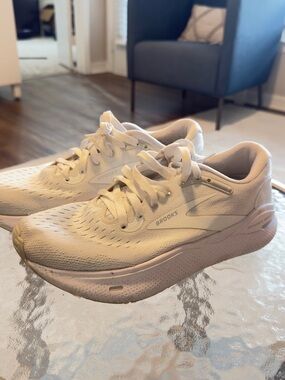 Brooks Ghost Max Womens 9 -  Shoes Running Walking Sneaker - white-